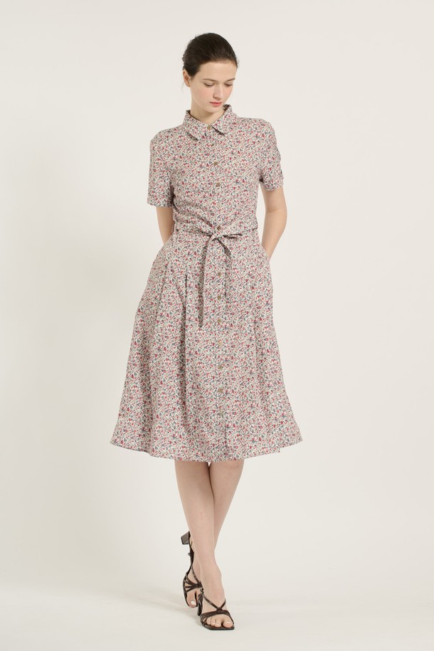 [25SU] 플라워 프린트 원피스는 아이보리 색상의 여성용 플라워 프린트 원피스로, 폴리에스터와 면 소재로 제작되어 부드러운 촉감을 자랑합니다. 로맨틱하고 우아한 무드를 연출하며, 허리 벨트와 버튼 디테일, 안감이 있어 세련된 데일리룩을 완성할 수 있습니다. 칼라 디자인에 반소매로 제작되었으며, 여름에 어울리는 플라워 패턴과 여성스러운 핏이 특징입니다.
