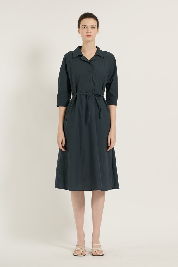 [25SU] 반오픈카라 원피스는 피콕 블루 색상으로, 우아하고 페미닌한 무드를 연출합니다. 부드러운 면, 나일론, 폴리우레탄 혼방 소재로 제작되었으며, 7부 소매와 A라인 핏이 돋보입니다. 허리 벨트가 포함되어 여성스러운 실루엣을 강조하며, 오피스룩, 피크닉, 데일리룩으로 활용하기 좋습니다.
