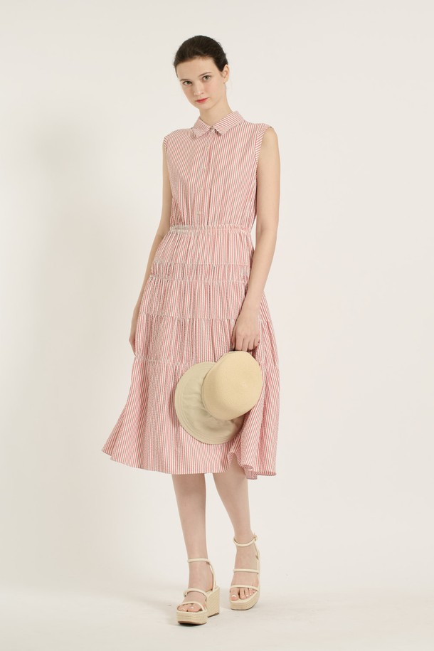 [25SU] 스트라이프 티어드 원피스는 레드 색상의 민소매 원피스로, 스트라이프 패턴과 티어드 치마 디자인이 특징입니다. 얇고 가벼운 레이온, 폴리에스터, 폴리우레탄 혼방 소재로 제작되어 여름철에도 시원하게 착용 가능하며, 허리 밴딩 디테일과 슬림핏으로 여성스러운 실루엣을 연출합니다. 우아하면서도 캐주얼한 스타일을 연출할 수 있는 아이템으로, 안감이 있어 비침 걱정 없이 일상에서 편안하게 입을 수 있습니다.
