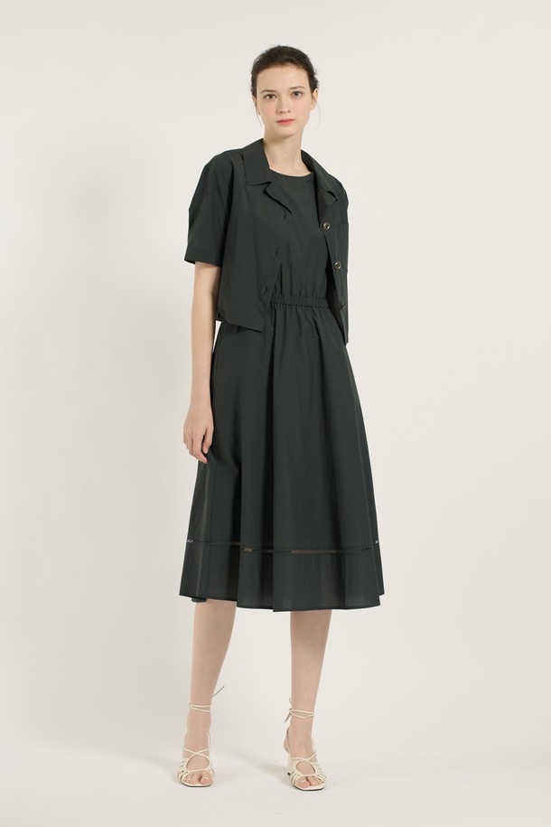 [25SU] 레이어드 원피스는 다크 그린 색상의 세련되고 여성스러운 무드를 연출하며, 봄, 여름 시즌에 일상 및 포멀한 자리에 모두 잘 어울립니다. A라인으로 떨어지는 얇고 부드러운 소재의 레이어드 디자인이 특징이며, 허리 주름, 소매, 밑단 디자인 포인트가 돋보입니다. 나일론, 면, 폴리우레탄, 폴리에스터 혼방 소재로 제작되었고, 안감이 있으며 레귤러핏의 라운드넥 반소매 원피스입니다.
