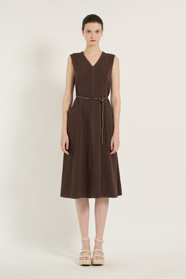 [25SU] 브이넥 민소매 원피스 - BROWN B5B5O64474는 우아하고 심플한 무드를 연출하는 여성용 브이넥 민소매 원피스입니다. 마, 레이온, 폴리에스터 혼방 소재로 시원한 촉감을 제공하며, 슬림핏 디자인과 허리라인 벨트 디테일로 세련된 실루엣을 완성합니다. 무지 패턴의 브라운 색상이며, 안감이 있어 쾌적하게 착용할 수 있는 여름 시즌 데일리 원피스입니다.
