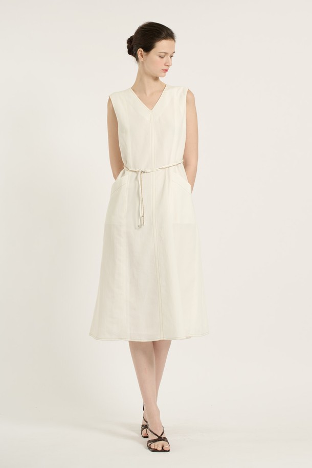 [25SU] 브이넥 민소매 원피스는 화이트 색상의 세련되고 여성스러운 무드를 연출하는 아이템입니다. 가벼운 마, 레이온, 폴리에스터 혼방 소재로 제작되어 얇고 촉감이 좋으며, 브이넥 디자인과 허리 라인 끈 디테일로 포인트를 더했습니다. 깔끔하게 떨어지는 레귤러 핏 라인으로 데일리룩은 물론, 모든 계절에 활용 가능한 활용도 높은 민소매 원피스입니다.
