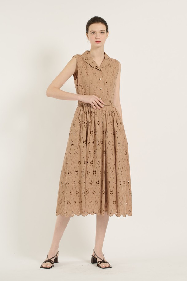 [25SU] 숄카라 턱 디테일 원피스 - M BEIGE B5B5O64572는 부드러운 면 소재의 A라인 플레어 원피스입니다. 숄카라 네크라인과 턱 디테일, 벨트 디테일이 특징이며, 안감이 있어 편안하게 착용할 수 있습니다. 베이지 색상의 민소매 숄카라 원피스로, 우아하고 세련된 무드를 연출하며 일상 또는 데일리룩으로 활용하기 좋습니다.
