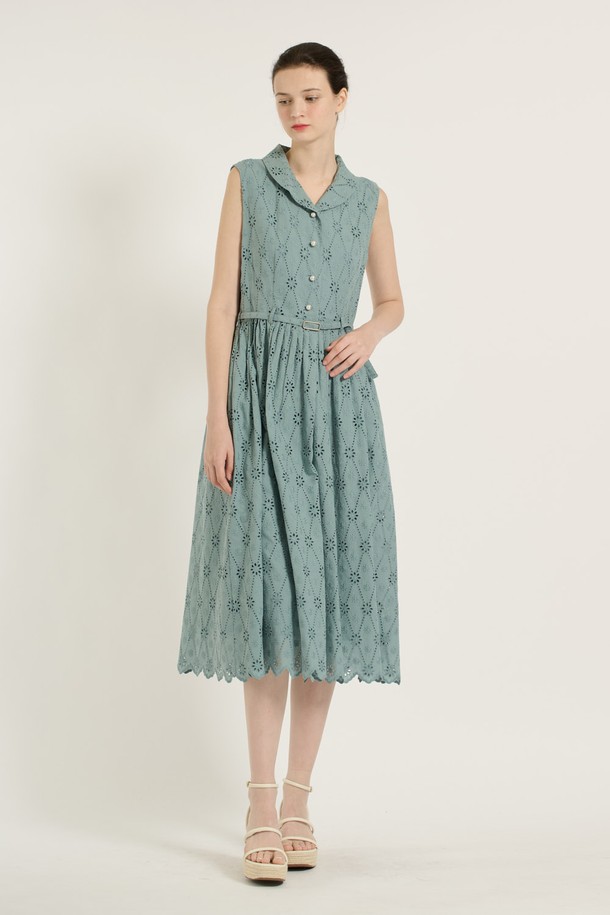 [25SU] 숄카라 턱 디테일 원피스는 우아하고 여성스러운 무드를 선사하는 미디 기장의 플레어 원피스입니다. 부드러운 면 소재와 잔잔한 패턴이 돋보이며, 숄카라 네크라인과 턱 디테일이 포인트를 더합니다. 군더더기 없이 플린한 라인과 움직임에 따라 자연스럽게 흐르는 실루엣이 매력적이며, 안감이 있어 편안하게 착용 가능합니다.
