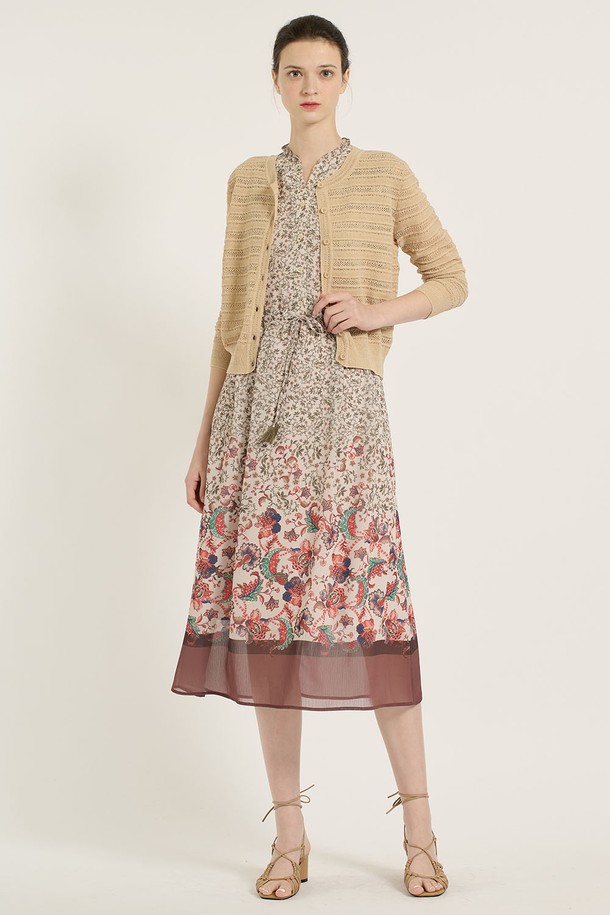 [25SU] 플라워 스트링 원피스는 여성스러운 무드를 연출하는 플라워 패턴의 브이넥 롱 원피스입니다. 허리 스트링으로 핏 조절이 가능하며, 얇고 부드러운 폴리에스터 소재와 안감으로 여름에도 편안하게 착용할 수 있습니다. 빈티지한 플라워 패턴과 밑단 디테일이 돋보이는 세련된 디자인으로, 데일리룩 또는 특별한 날에 우아하게 연출해보세요.
