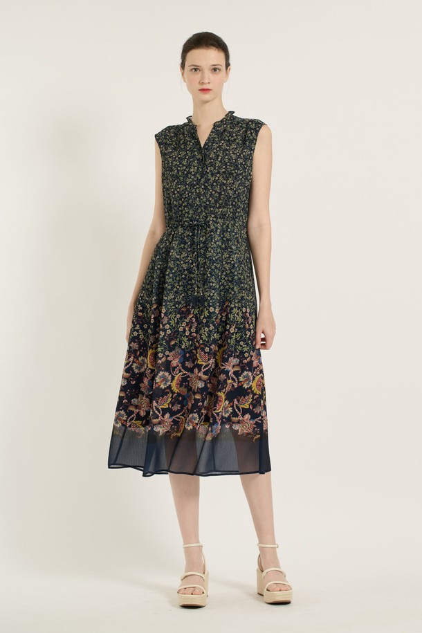 [25SU] 플라워 스트링 원피스 - NAVY는 여성스러운 무드의 데일리룩을 완성해 줄 플라워 스트링 원피스입니다. 네이비 색상 바탕에 플라워 패턴이 돋보이며, 허리 스트링과 스커트 패턴 변화 디테일이 더해져 여성스러운 실루엣을 연출합니다. 폴리에스터 소재로 제작되어 가볍고 시원한 착용감을 제공하며, 구김 방지 기능과 다리가 길어 보이는 길이감이 특징입니다.
