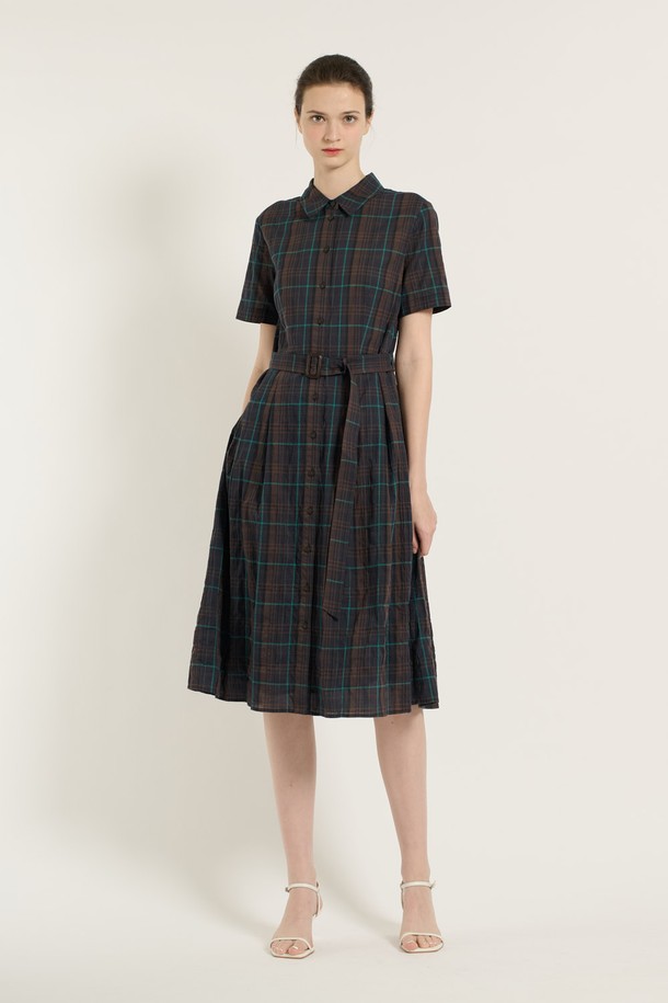 [25SU] 턱 체크 원피스는 시원한 여름을 위한 여성용 캐주얼 원피스입니다. 다크 네이비 컬러의 체크 패턴과 A라인 플레어 치마, 반소매 디자인으로 시원하고 여성스러운 분위기를 연출합니다. 얇은 두께와 루즈핏으로 편안한 착용감을 선사하며, 칼라 네크라인과 턱 디테일이 특징입니다.
