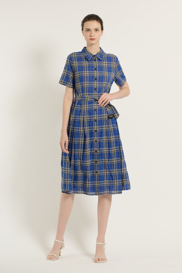 여성스러운 매력을 더해줄 [25SU] 턱 체크 원피스 - DARK BLUE B5B4O62754입니다. 다크 블루 컬러의 체크 패턴과 셔츠 칼라 디자인이 캐주얼하면서도 세련된 분위기를 연출합니다. A라인 플레어 치마와 루즈핏으로 편안한 착용감을 선사하며, 벨트 디테일로 허리 라인을 강조하여 더욱 돋보이는 실루엣을 완성합니다. 여름철 일상에서 시원하게 즐길 수 있는 반소매 원피스입니다.
