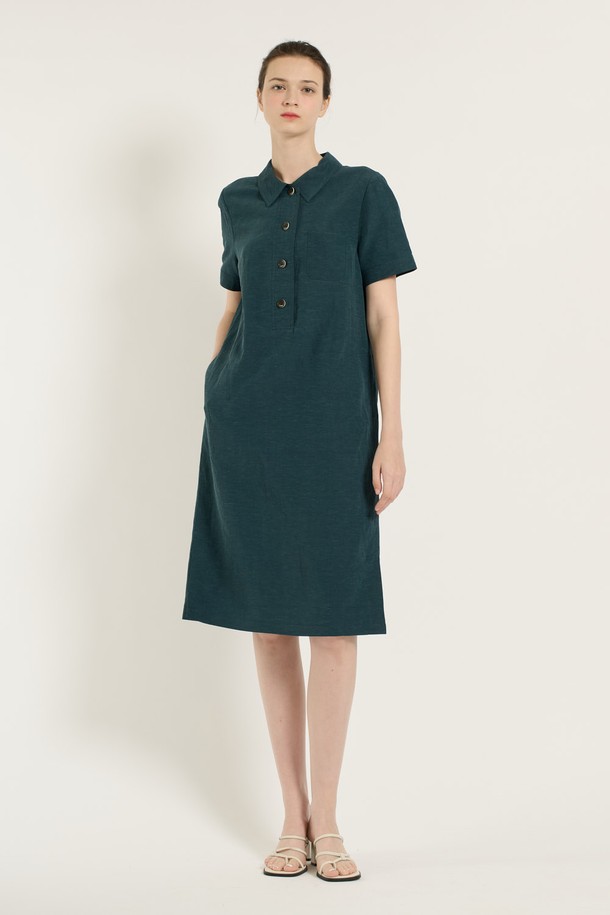 [25SU] 베이직 반오픈 원피스는 시원한 여름을 위한 여성 의류로, 세련된 디자인과 편안한 착용감을 선사합니다. 마, 레이온, 폴리에스터 혼방 소재에 자연스러운 핏과 반오픈 네크라인, 단추 디테일이 더해져 간결하면서도 멋스러운 스타일을 연출합니다. PEACOCK BLUE와 BROWN 두 가지 컬러로 제공되며, 안감이 있어 비침 걱정 없이 착용할 수 있습니다.
