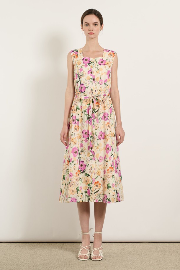 [25SU] 플로럴 프린트 리본 원피스 - IVORY B5M5O63513는 여성스러운 분위기를 연출하는 아이보리 컬러의 A라인 원피스입니다. 가볍고 시원한 면 소재에 플라워 패턴으로 화사함을 더했으며, 허리 리본 디테일과 스퀘어넥 라인으로 여성스러운 실루엣을 강조합니다. 얇은 두께감과 민소매 디자인으로 여름철 시원하게 착용 가능하며, 체형 커버 효과를 제공합니다.
