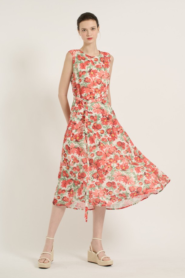 상큼한 플라워 패턴이 돋보이는 [25SU] 플라워 아사 원피스입니다. 부드러운 아사 소재의 루즈핏으로 편안한 착용감을 선사하며, 시원한 민소매와 플레어 치마 타입으로 여름철 여성스러운 스타일을 연출합니다. 라운드넥 디자인에 레드와 그린 컬러 옵션으로, 캐주얼하면서도 페미닌한 무드를 즐길 수 있는 아이템입니다.
