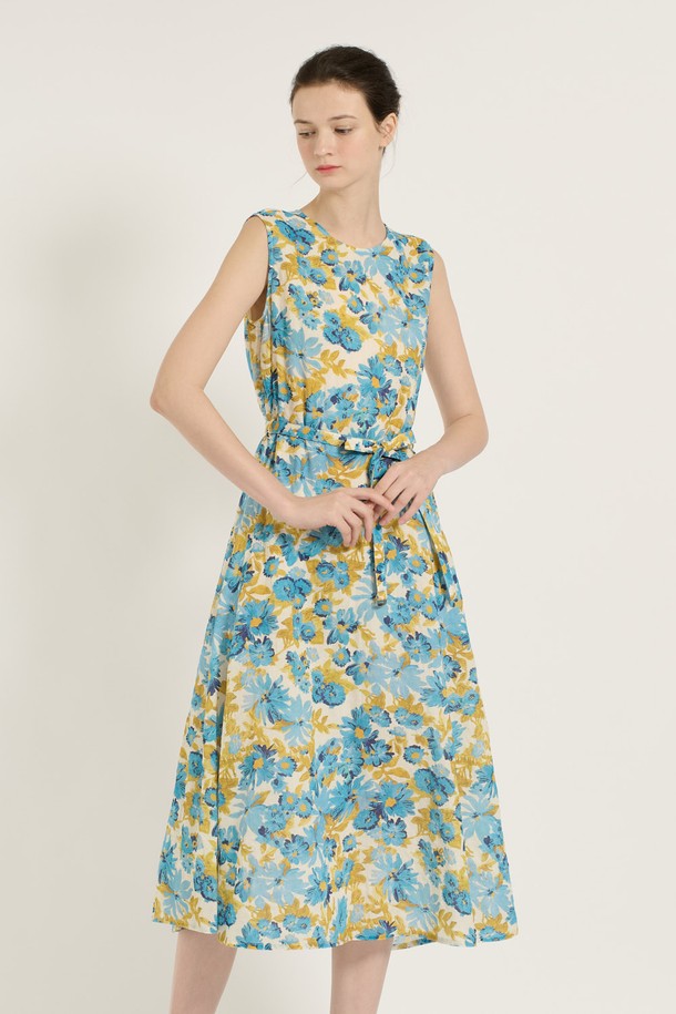 [25SU] 플라워 아사 원피스는 시원한 착용감의 아사 원단을 사용하여 여름철에도 쾌적하게 입을 수 있는 여성용 원피스입니다. 우아하고 화려한 플라워 패턴과 A라인 플레어 치마, 그리고 여유로운 핏으로 편안하면서도 여성스러운 실루엣을 연출합니다. 라운드넥 민소매 디자인에 벨트가 포함되어 있어 다양한 스타일링이 가능하며, 부드러운 촉감과 얇은 두께로 시원하게 즐길 수 있습니다.
