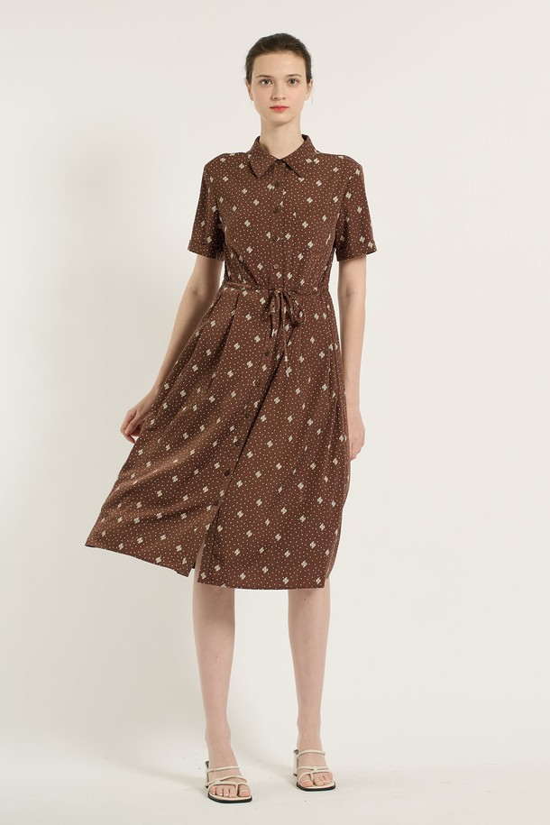 [25SU] 프린트 스트링 원피스 - BROWN B5B5O63974는 여성용 셔츠형 원피스로, 여름 계절에 어울리는 얇은 두께감과 A라인 플레어 치마핏을 갖췄습니다. 브라운 컬러 바탕에 도트 패턴 프린트가 돋보이며, 반소매 디자인과 허리 스트링으로 캐주얼한 무드를 연출합니다. 카라 네크라인과 레귤러핏으로 편안하게 착용할 수 있습니다.
