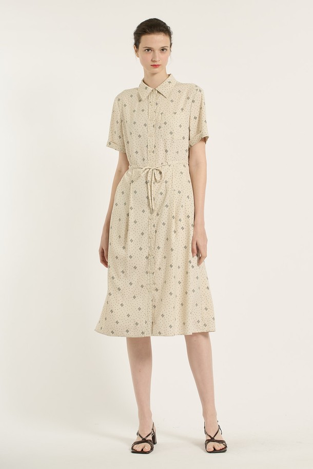 크림 컬러의 여성용 [25SU] 프린트 스트링 원피스입니다. 플라워 패턴의 플레어 A라인 스커트와 반소매 디자인, 얇은 두께감으로 시원한 여름 스타일을 연출합니다. 캐주얼한 무드에 카라 네크라인과 스트링 디테일로 포인트를 더한 레귤러핏 프린트 원피스입니다.
