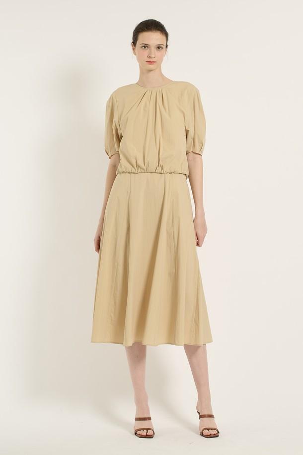 여성스러운 실루엣을 연출하는 [25SU] 2IN1 원피스입니다. 베이직한 디자인에 여성스러운 A라인 플레어 스커트, 반소매, 라운드넥으로 편안하게 착용 가능합니다. 얇은 두께감과 시원한 베이지 컬러, 플리츠 디테일이 더해져 여름철 데일리룩으로 활용하기 좋습니다.
