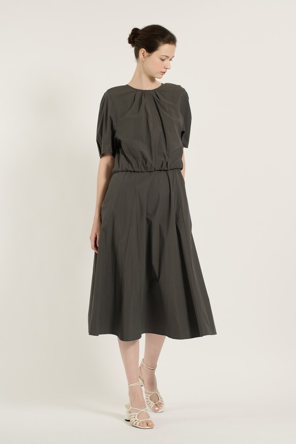 [25SU] 2IN1 원피스는 여성스러운 실루엣을 연출하는 2IN1 디자인의 여름 원피스입니다. 부드러운 그레이 컬러에 A라인 플레어 치마가 더해져 미니멀하면서도 베이직한 스타일을 완성합니다. 라운드넥에 반소매, 얇은 두께감과 주름 디테일로 시원하고 편안하게 착용할 수 있습니다.
