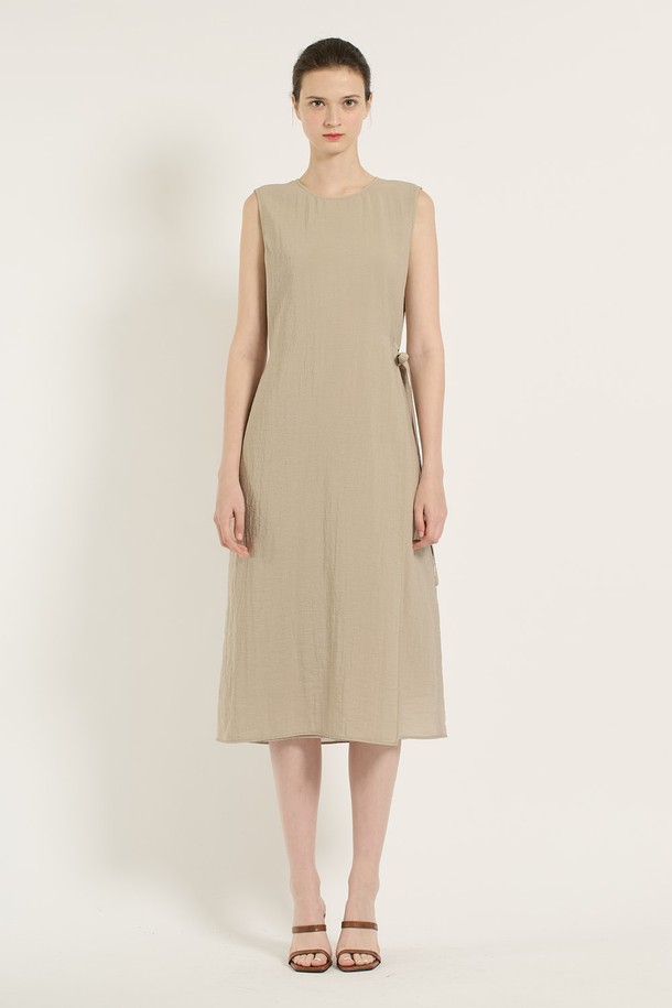 [25SU] 랩 원피스 - M BEIGE B5B6O65172는 여성 의류로, 미니멀하면서 엘레강스한 스타일을 연출합니다. M BEIGE 컬러의 얇은 두께, 부드러운 촉감의 레이온, 나일론, 린넨, 폴리에스테르 혼방 소재로 제작되었으며, 랩 디자인과 라운드넥이 특징입니다. 사이드 매듭 디테일과 자연스러운 플리츠, 민소매 디자인으로 여름철 데일리룩에 적합하며, 사계절 활용 가능한 실용적인 아이템입니다.
