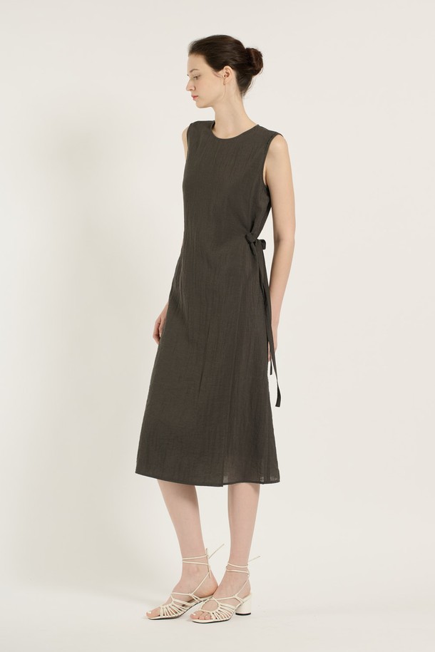 [25SU] 다크 그레이 랩 원피스는 부드럽고 시원한 레이온, 나일론, 마 혼방 소재로 제작되어 여름철에도 편안하게 착용할 수 있습니다. 슬림 핏 라운드넥 디자인에 허리 슬림 디자인과 옆 매듭 장식이 더해져 세련되고 우아한 분위기를 연출하며, 랩 스타일 치마가 여성스러운 실루엣을 강조합니다. 민소매 디자인과 캠 디테일이 시원함을 더하고, 안감(폴리에스터)으로 편안한 착용감을 선사하여 일상 또는 특별한 날 모두 활용하기 좋습니다.
