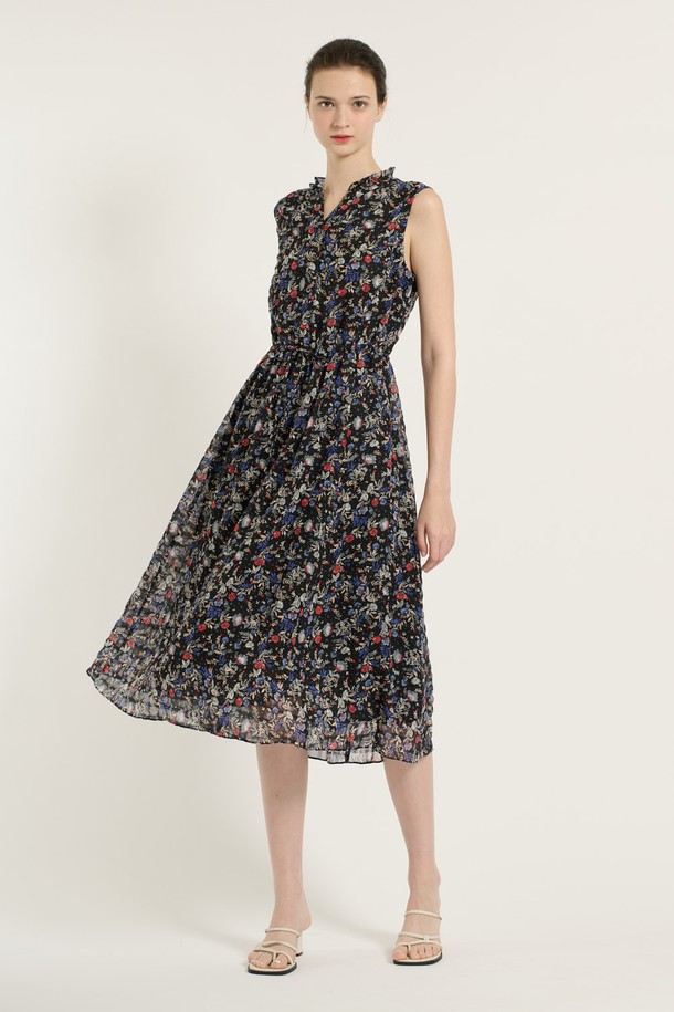 [25SU] 플라워 엠보 민소매 원피스는 여성스러운 스타일을 연출해주는 여름용 원피스입니다. 부드러운 폴리에스터 소재에 엠보 플라워 패턴이 돋보이며, 슬림핏과 브이넥 디자인으로 여성스러운 실루엣을 강조합니다. 허리 라인을 잡아주고 밑단 플레어로 여성스러움을 더하며, 시원한 착용감을 선사합니다.
