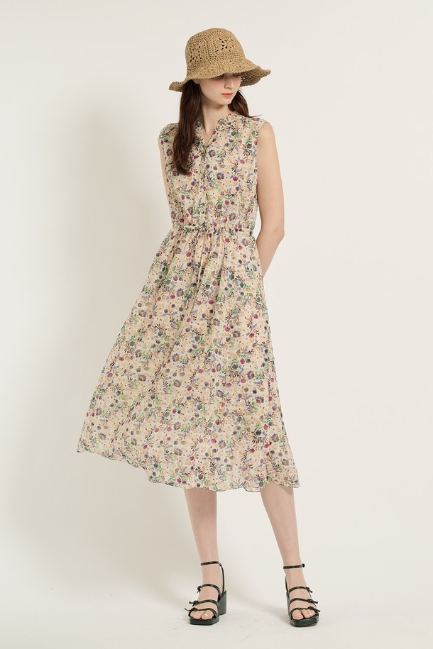 [25SU] 플라워 엠보 민소매원피스는 가볍고 시원한 폴리에스터 소재로 제작되어 여름철에도 쾌적하게 착용할 수 있습니다. 우아하고 엘레강스한 분위기를 연출하는 A라인 플레어 핏의 민소매 원피스로, 허리 주름 디테일과 넉넉한 스커트 길이가 여성스러운 실루엣을 완성합니다. 엠보 플라워 패턴과 부드러운 촉감, 라운드넥 디자인으로 편안하면서도 세련된 스타일을 연출하며, LIGHT BEIGE와 BLACK 두 가지 색상으로 제공됩니다.
