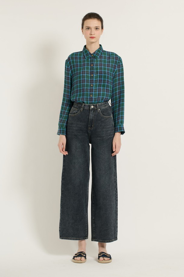 [25FA] 와이드 데님 팬츠 - DARK BLUE B5C7G37295는 데일리 및 캐주얼 스타일을 위한 여성용 데님 팬츠입니다. 면, 폴리에스터, 폴리우레탄 혼방 소재로 제작되었으며, 다크 블루 컬러의 무지 패턴, 긴 기장의 와이드핏으로 편안한 착용감을 선사합니다. 하이웨이스트 디자인과 깔끔한 스티치 디테일, 넉넉한 실루엣으로 가을 시즌에 활용하기 좋은 베이직하고 캐주얼한 아이템입니다.
