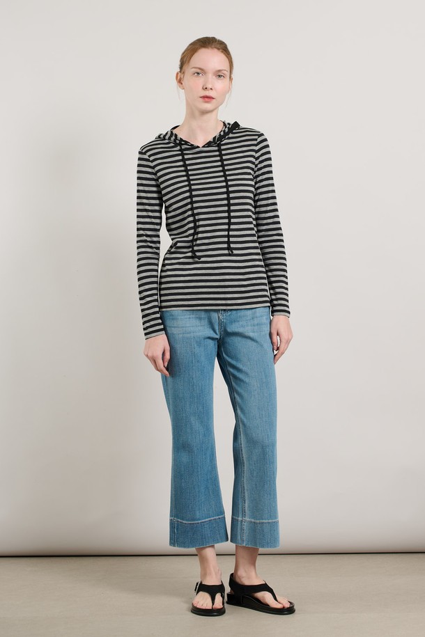 "[25FA] 스트라이프 후드 져지 - LIGHT M GRAY"는 가을에 어울리는 여성용 후드 티셔츠입니다. 캐주얼, 클래식, 미니멀 스타일을 모두 아우르는 디자인으로 가을 나들이룩이나 집콕룩에 적합합니다. 부드러운 촉감의 라이트 M 그레이 컬러에 스트라이프 패턴이 더해져 세련된 느낌을 줍니다. 레이온, 아크릴, 캐시미어, 폴리우레탄, 모, 견 등의 고급 소재 혼방으로 제작되어 편안하면서도 고급스러운 착용감을 선사합니다. 후드 조임끈과 소매, 밑단의 깔끔한 마감 처리로 완성도를 높였습니다.
