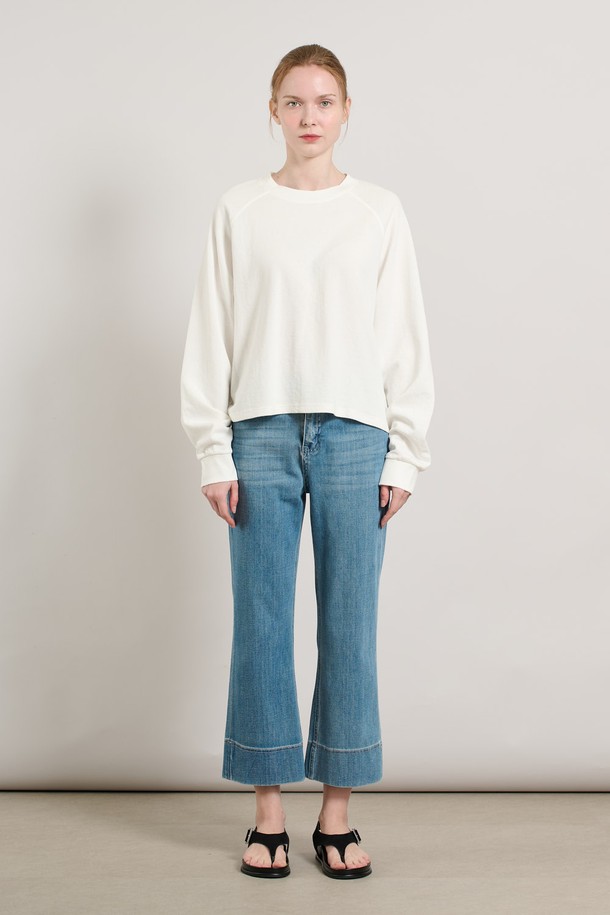 [25FA] 맨투맨 라운드 져지 - SNOW WHITE (스노우 화이트) A5F7X40711는 여성용 상의 맨투맨입니다. 가을, 겨울 데일리룩과 가을 나들이룩에 적합하며, 베이직하고 미니멀한 스타일을 연출합니다. 면 90%와 나일론 10% 혼방 소재로 제작되어 부드러운 촉감을 자랑하며, 레귤러핏 라운드넥 디자인입니다. 긴 소매 기장과 손목 및 허리 부분 마감 처리가 특징이며, 일상복으로 편안하게 착용할 수 있습니다.
