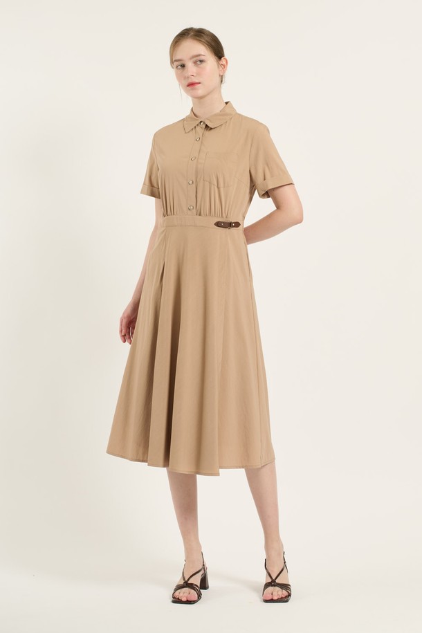 [25SU] 셔츠형 랩원피스는 다크 베이지 및 다크 그레이 컬러로 출시된 여성용 셔츠형 원피스입니다. 레이온, 나일론, 폴리우레탄, 폴리에스터 혼방 소재로 제작되어 부드러운 촉감과 얇은 두께감으로 여름철 데일리 및 포멀룩에 적합합니다. A라인 핏, 셔츠칼라, 반소매 디자인에 벨트, 주름, 소매 버튼, 서스펜더 디테일을 더해 클래식하면서도 모던한 스타일을 연출합니다.
