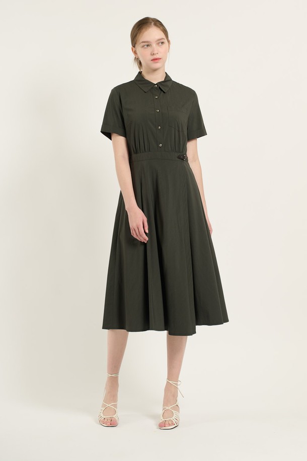 [25SU] 셔츠형 랩 원피스는 다크 그레이와 다크 베이지 두 가지 색상으로 출시된 여성용 여름 원피스입니다. 부드러운 촉감의 레이온, 나일론, 폴리우레탄, 폴리에스터 혼방 소재로 제작되었으며, 셔츠 칼라, 반소매, 허리 라인 강조, 랩 스타일, 버튼 및 포켓 디테일이 특징입니다. A라인 핏에 안감이 있어 시크하고 캐주얼하며 우아한 스타일을 연출할 수 있습니다.
