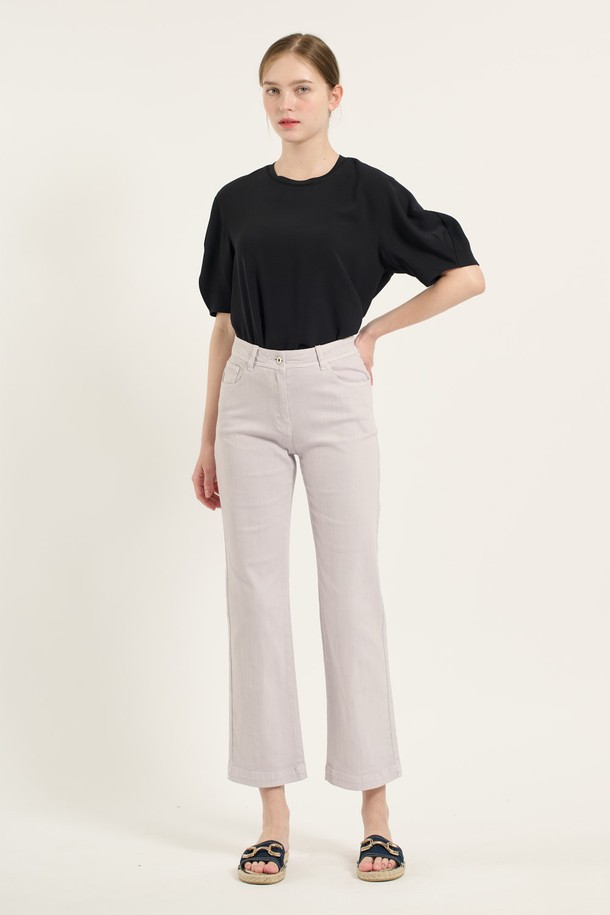 [25SU] 파스텔 컬러워싱 데님팬츠 - LIGHT VIOLET은 여름 시즌을 위한 여성 데님팬츠입니다. 라이트 바이올렛과 올리브 두 가지 컬러로 출시되었으며, 유니크하면서도 세련된 스타일을 연출합니다. 크롭 기장의 스트레이트 핏으로 제작되었으며, 부드러운 촉감과 뛰어난 탄력성으로 편안한 착용감을 제공합니다. 워싱 디테일이 돋보이며 높은 활용도를 자랑합니다.
