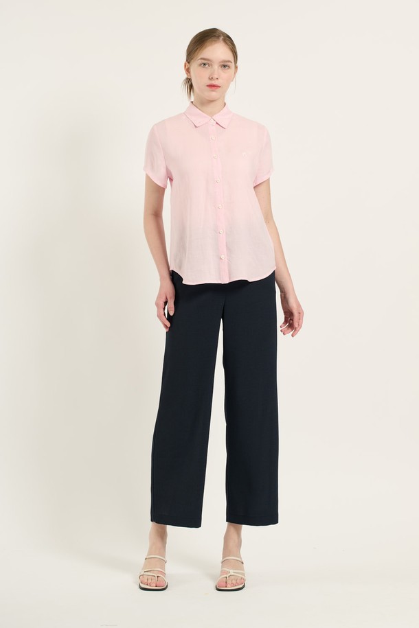 [25SU] 린넨 캡소매 셔츠 - LIGHT PINK는 시원한 린넨과 면 혼방 소재로 제작되어 여름철 데일리룩에 적합합니다. 부드러운 촉감과 얇은 두께감으로 편안한 착용감을 선사하며, 캡소매 디자인과 베이직한 스타일이 특징입니다. 단독 착용은 물론 레이어드 스타일링까지 가능하며, 셔츠칼라와 버튼 디테일로 포인트를 더했습니다.
