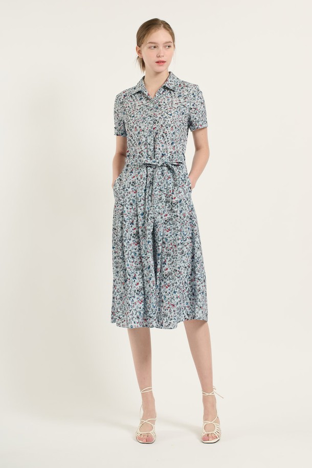 [25SU] M BLUE 플라워 프린트 핏앤플레어 원피스는 시원한 여름을 위한 여성스러운 플레어 원피스입니다. 부드러운 폴리에스터 소재와 안감 처리로 편안한 착용감을 선사하며, 허리 스트랩으로 핏을 조절하여 우아한 실루엣을 연출할 수 있습니다. 카라 네크라인과 반소매 디자인, 플라워 패턴이 어우러져 데일리룩은 물론 특별한 날에도 돋보이는 스타일을 완성합니다.
