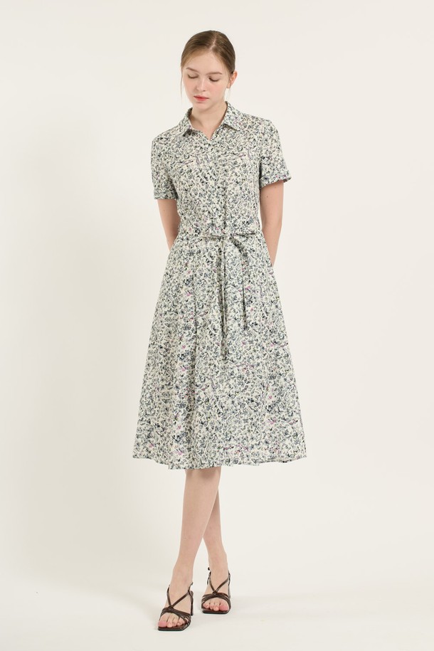 아이보리 컬러의 [25SU] 프린트 핏앤플레어 원피스는 부드러운 폴리에스터 소재로 제작되어 편안한 착용감을 선사합니다. 허리 벨트 디테일과 허리선 스트링으로 우아한 실루엣을 연출하며, 소매와 스커트의 플레어 디테일이 여성스러운 매력을 더합니다. 데일리룩은 물론 특별한 날에도 돋보이는 스타일을 완성해보세요.
