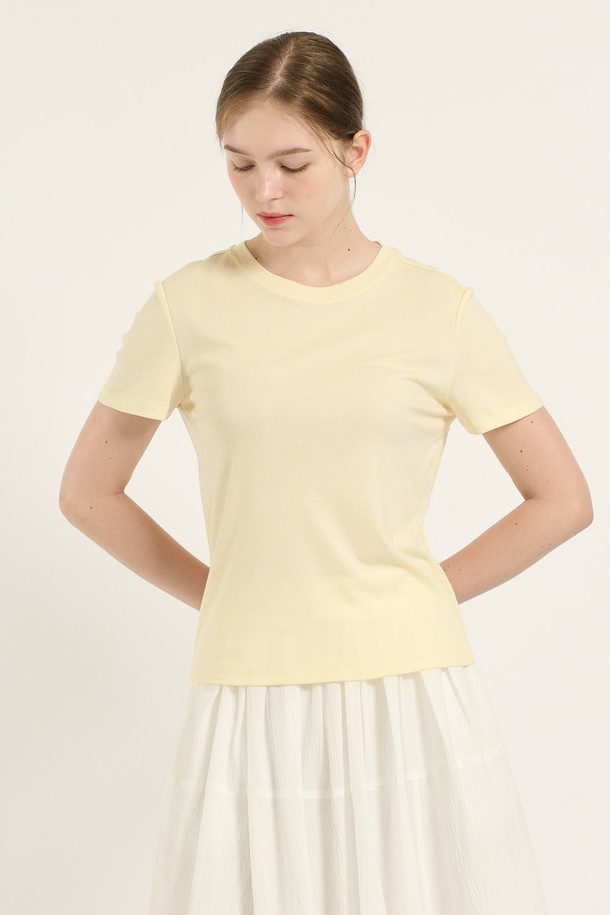 [25SU] 뒷 절개 울스판 티셔츠는 부드러운 촉감과 뛰어난 신축성을 자랑하는 여성용 티셔츠입니다. 라운드넥에 레귤러핏으로 편안하게 착용 가능하며, 여름철 시원하게 입을 수 있는 얇은 두께의 반소매 티셔츠입니다. 뒷 절개 포인트 디테일과 깔끔한 마감으로 미니멀한 스타일을 연출하며, 크림과 다크 브라운 두 가지 색상으로 만나보세요.
