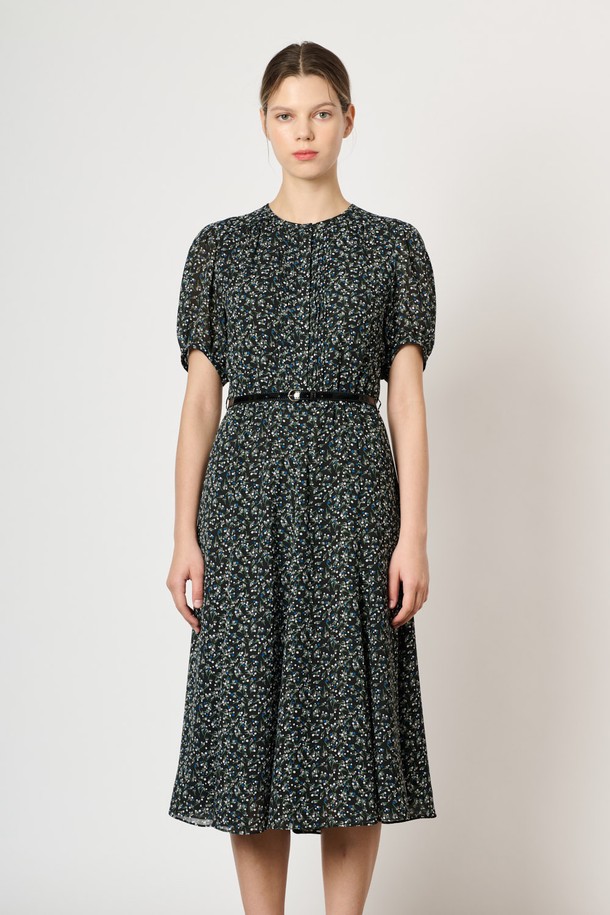 [25FA] 벨티드 플레어 원피스 - BLACK은 우아하고 세련된 스타일을 연출하는 여성용 원피스입니다. 블랙 컬러의 폴리에스터 소재로 제작되어 부드러운 촉감을 선사하며, 플로럴 패턴이 은은하게 포인트를 더합니다. 라운드넥과 반소매 디자인, 벨트 디테일이 여성스러운 실루엣을 강조하며, 볼륨감 있는 소매가 특징입니다. 격식 있는 자리나 데일리 룩으로 활용하기 좋으며, 모임룩, 데이트룩, 하객룩 등 다양한 TPO에 맞춰 클래식, 로맨틱, 미니멀한 스타일을 연출할 수 있습니다. 활동성 좋은 구조로 편안하게 착용 가능하며, 가을 시즌에 어울리는 아이템입니다.
