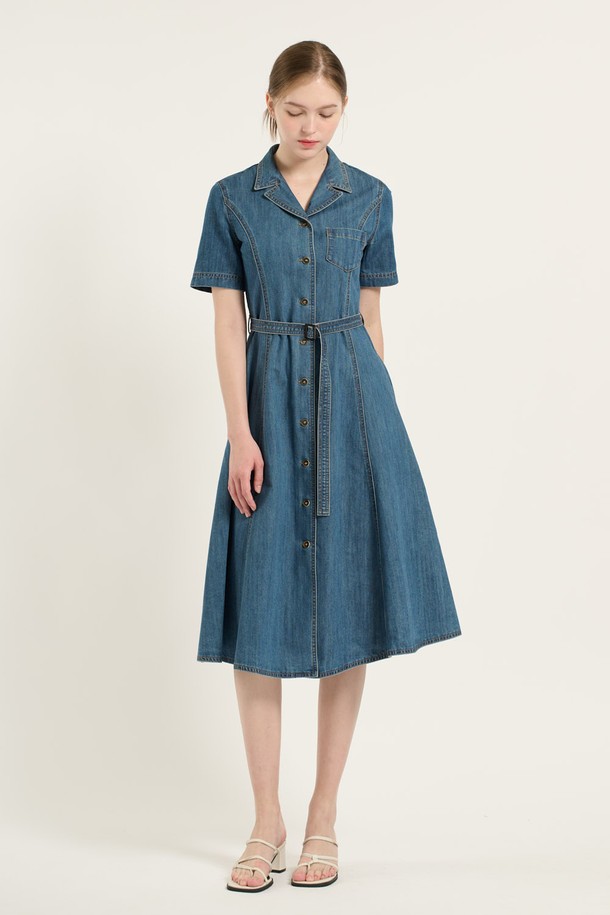 세련된 핏앤플레어 디자인이 돋보이는 [25FA] 인디고 데님 원피스입니다. 면과 폴리에스터 혼방 소재로 제작되어 편안한 착용감을 선사하며, 허리 라인을 강조하는 벨트와 버튼 디테일이 클래식하고 세련된 무드를 더합니다. 플레어 스커트와 반소매 디자인으로 데일리룩에 활용하기 좋으며, 포켓으로 실용성을 높였습니다.
