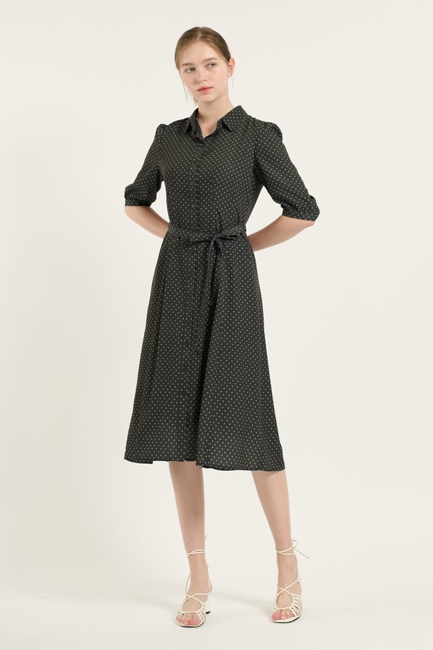 [25FA] 셔츠형 플레어 벨티드 원피스 - KHAKI (카키) B5C7O67145는 우아하고 세련된 스타일을 연출하는 여성 셔츠형 원피스입니다. 7부 소매 기장과 셔츠 칼라 디자인이 특징이며, 허리 벨트 디테일이 더해져 슬림핏을 강조합니다. 자연스러운 플레어 라인과 안감 처리가 편안한 착용감을 선사하며, 사계절 내내 활용 가능한 실용적인 아이템입니다. 데이트룩, 모임룩, 오피스룩 등 다양한 TPO에 매치하여 클래식, 미니멀, 시크한 무드를 연출할 수 있습니다. 폴리에스터 소재로 제작되어 관리가 용이합니다.
