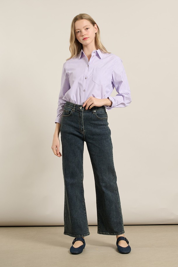 [25FA] 밴딩 워싱 데님 - 다크 블루 A5F8P35354는 여성용 데님 팬츠입니다. 다크 블루 컬러의 워싱 처리된 면, 폴리우레탄 혼방 소재로 제작되었으며, 가을 시즌에 데일리룩 또는 가을 나들이룩으로 활용하기 좋습니다. 허리 부분 밴딩으로 편안한 착용감을 제공하며, 와이드 핏 디자인이 다리 라인을 슬림하게 연출합니다. 클래식, 미니멀, 캐주얼 스타일을 모두 소화할 수 있으며, 빈티지한 매력의 디테일이 돋보입니다.
