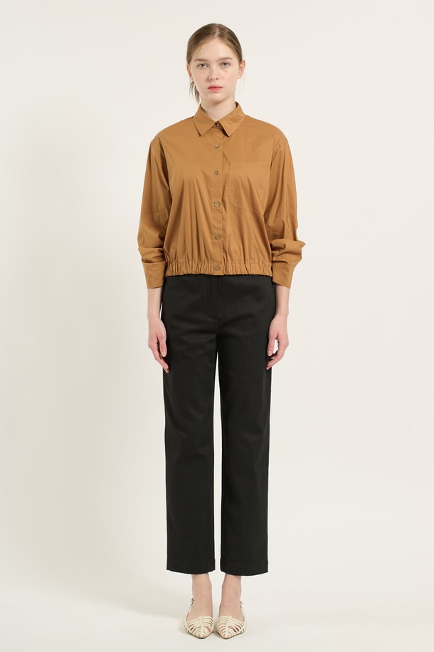 [25FA] 밑단 밴딩 셔츠는 캐주얼하고 미니멀한 스타일을 추구하는 여성 고객을 위한 크롭 기장의 셔츠입니다. 부드러운 면 소재로 제작되어 봄, 가을에 얇게 입기 좋으며, 차이나칼라와 긴 소매 디자인으로 깔끔한 느낌을 줍니다. 밑단 밴딩 디테일이 있어 활동성을 높였으며 루즈핏으로 편안하게 착용 가능합니다. 데이트룩, 카페룩과 같은 TPO에 적합하며, 베이직한 디자인으로 다양한 스타일링에 활용하기 좋습니다.
