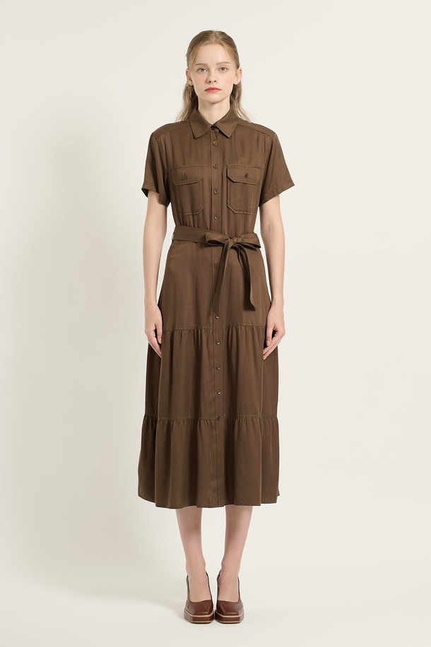 [25FA] 카라형 캉캉 셔링 원피스 - 브라운 (BROWN B5C7O60174)는 여성스러운 실루엣을 연출하는 가을 데일리 [셔링] 원피스입니다. 부드러운 레이온 소재로 제작되어 편안한 착용감을 선사하며, 클래식한 무드를 더하는 카라 디자인과 앞단 버튼 디테일이 특징입니다. 허리 벨트가 포함되어 있어 슬림한 핏을 연출할 수 있으며, 캉캉 셔링 디테일이 로맨틱한 분위기를 자아냅니다. 데이트룩, 카페룩, 모임룩 등 다양한 TPO에 활용하여 클래식하고 미니멀하며 로맨틱한 스타일을 완성해보세요.
