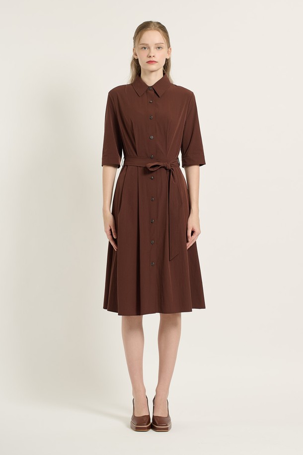 [25FA] 카라형 플레어 원피스 - 다크 브라운 B5C7O67275는 여성스러운 분위기를 연출하는 데이트룩, 카페룩, 모임룩에 어울리는 원피스입니다. 클래식, 미니멀, 걸리시 스타일을 모두 아우르며, 가을 시즌에 적합한 반소매 디자인입니다. 다크 브라운 컬러의 무지 원피스로, 카라 디테일과 벨트, 버튼 장식이 특징입니다. 플레어핏의 플레어 스커트 라인으로 여성스러운 실루엣을 강조하며, 일상에서 편안하게 착용할 수 있습니다.
