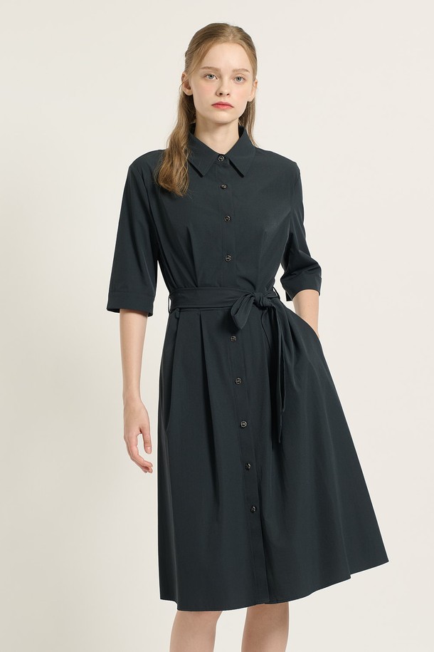 [25FA] 카라형 플레어 원피스 - 다크 네이비 B5C7O67256는 우아하고 세련된 스타일을 연출하는 여성용 원피스입니다. 다크 네이비와 다크 브라운 두 가지 색상으로 제공되며, 얇은 두께감과 신축성 있는 소재로 가을에 적합합니다. 카라 디테일과 플레어 핏이 여성스러운 실루엣을 강조하며, 벨트 디테일로 허리 라인을 더욱 돋보이게 할 수 있습니다. 일상, 데이트, 모임 등 다양한 TPO에 활용 가능하며, 과감한 액세서리와 함께 클래식, 미니멀, 로맨틱 스타일을 연출해 보세요.
