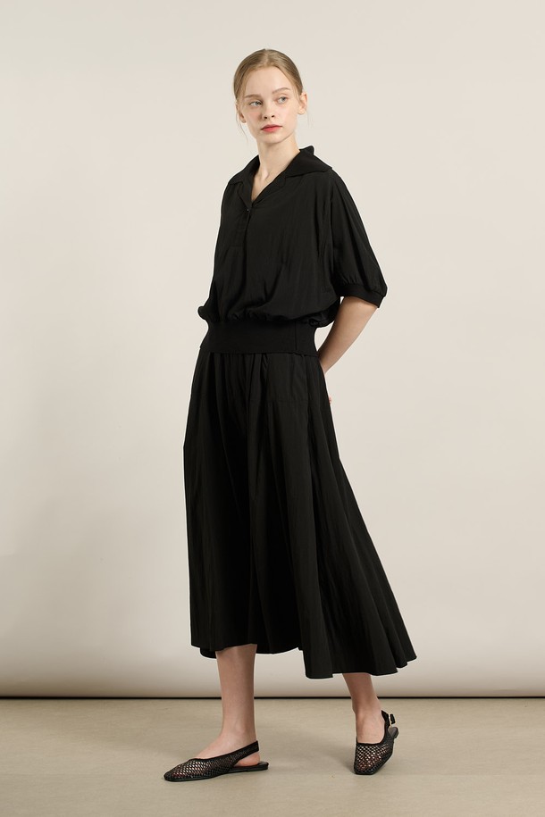 [25FA] 니트 배색 블라우스 셋업 원피스 - BLACK A5F7O68399는 여성스러운 핏과 모던한 스타일을 연출하는 블라우스 셋업 원피스입니다. 가을 시즌에 어울리는 중간 두께감의 니트 소재로 제작되었으며, 부드러운 촉감을 선사합니다. 블랙과 브라운 컬러의 배색 포인트가 돋보이며, 셔링 디테일이 더해져 체형 커버 효과를 줍니다. V넥 라인과 긴 소매 디자인으로 데이트룩, 모임룩 등 다양한 TPO에 활용 가능합니다. 클래식, 미니멀, 로맨틱 스타일을 즐겨 입는 분들께 추천합니다.
