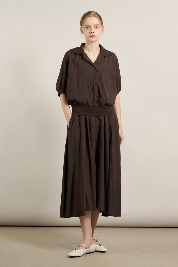 [25FA] 니트 배색 블라우스 셋업 원피스는 브라운 컬러의 여성 의류로, 가을에 어울리는 세련되고 우아한 스타일을 연출합니다. 레이온과 나일론 혼방 소재로 제작되어 부드러운 촉감을 선사하며, 브이넥 라인과 반소매 디자인이 특징입니다. 블라우스와 스커트가 셋업으로 구성되어 플레어 치마핏과 릴렉스핏으로 편안하게 착용 가능합니다. 허리선 니트 디테일이 돋보이며, 데이트룩, 카페룩, 모임룩 등 다양한 TPO에 맞춰 클래식, 미니멀, 로맨틱 스타일을 완성할 수 있습니다.
