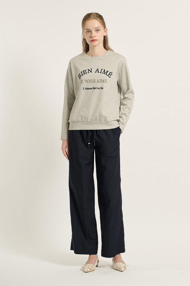 [25FA] 긴팔 맨투맨 티셔츠 - MULTI M GRAY B5C8X42297는 가을 나들이룩에 어울리는 캐주얼, 미니멀, 클래식 스타일의 맨투맨 티셔츠입니다. 부드러운 촉감과 가벼운 착용감을 자랑하며, 루즈핏으로 편안하게 즐길 수 있습니다. MULTI M GRAY 및 DARK RED 두 가지 색상으로 만나볼 수 있으며, 도톰한 두께감으로 따뜻함을 더했습니다. 프랑스어 레터링, 도톰한 밴딩, 소매와 밑단의 특별한 디테일이 세련된 무드를 연출합니다. 폴리에스터, 면, 폴리우레탄 혼방 소재로 제작되어 내구성과 편안함을 동시에 느낄 수 있습니다.
