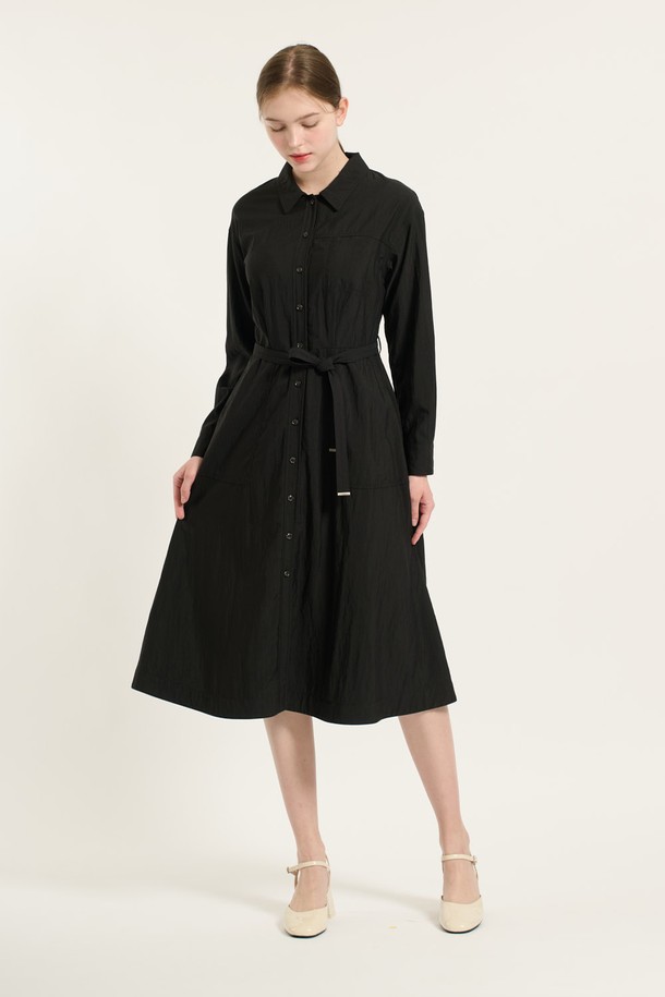 [25FA] 셔츠카라 벨티드 플레어 원피스는 여성스러운 실루엣을 연출하는 블랙 컬러의 셔츠 원피스입니다. 봄, 가을에 적합하며, 셔츠 카라와 벨트 디테일이 클래식하면서도 세련된 무드를 더합니다. 플레어 핏으로 여성스러운 라인을 강조하며, 데이트룩, 오피스룩, 모임룩 등 다양한 TPO에 활용할 수 있습니다. 미니멀하고 시크한 스타일을 선호하는 분들께 추천하는 아이템입니다. 무지 디자인으로 어떤 액세서리와도 잘 어울려 폭넓은 스타일링이 가능합니다.
