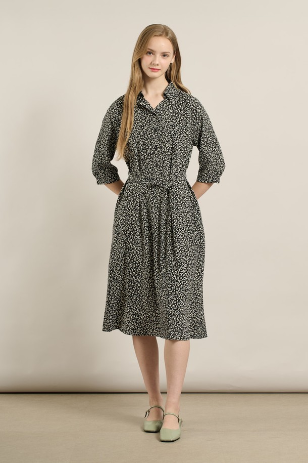 [25FA] 반오픈 뒤밴딩 프린트 원피스 - BLACK A5F8O62599는 캐주얼한 스타일의 여성용 반오픈 원피스입니다. 라운드넥 디자인에 반소매 기장으로, 가을에 어울리는 폴리에스터 소재의 루즈핏 플레어 원피스입니다. 블랙과 브라운 두 가지 색상으로 제공되며, 프린트 무늬가 특징입니다. 뒷부분 밴딩 디테일과 심플한 실루엣으로 허리를 자연스럽게 잡아주어 편안한 착용감과 활동성을 제공합니다. 데이트룩, 카페룩 등 다양한 TPO에 활용 가능하며, 미니멀하고 클래식한 스타일을 연출하기 좋습니다.
