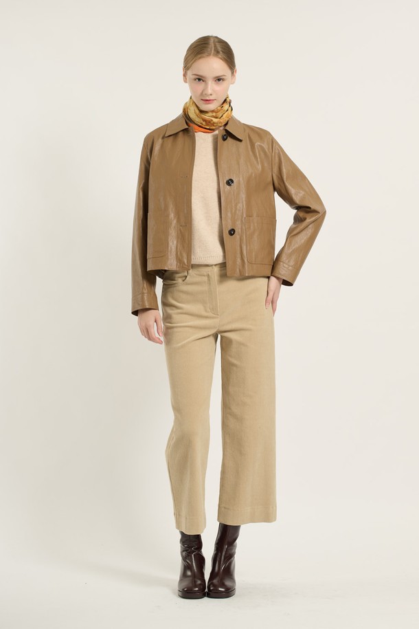 [25WT] 스탠카라 숏 기장 포우 레더 재킷은 여성 의류로, 미니멀하고 모던한 스타일을 연출합니다. 다크 베이지 색상의 인조 가죽 소재로 제작되어 봄, 가을에 적합하며, 숏 기장과 스탠카라 디자인이 특징입니다. 버튼 여밈 방식과 레귤러 핏으로 편안하게 착용할 수 있으며, 포켓 디테일이 더해져 실용성을 높였습니다. 데이트룩, 쇼핑룩 등 다양한 TPO에 활용 가능하며, 미니멀, 클래식, 시크한 스타일을 선호하는 분들께 추천합니다.
