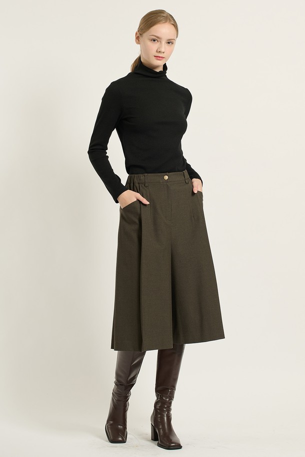 [25WT] 미디 기장 와이드 팬츠는 여성용 와이드 핏 팬츠로, 가을과 겨울에 입기 좋은 제품입니다. M BROWN 색상과 M BEIGE 색상으로 출시되었으며, 클래식하고 세련된 스타일을 연출할 수 있습니다. 허리 부분 버튼 디테일과 포켓 장식이 돋보이며, 깔끔한 라인이 특징입니다. 폴리에스터, 레이온, 폴리우레탄 혼방 소재로 제작되어 편안한 착용감을 선사하며, 출근룩, 오피스룩, 모임룩 등 다양한 TPO에 활용 가능합니다. 미니멀하고 시크한 스타일을 선호하는 분들께 추천합니다.
