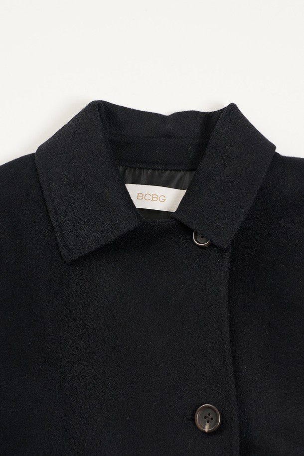 [25WT] 벨티드 핸드메이드 코트는 여성 고객을 위한 겨울 코트입니다. 블랙과 다크 레드의 두 가지 컬러로 출시되었으며, 일상과 격식 있는 자리에 모두 잘 어울립니다. 레귤러핏의 롱 기장으로, 부드러운 촉감과 두꺼운 두께가 특징입니다. 모, 폴리에스터, 아크릴, 레이온, 나일론 등 고급스러운 소재로 제작되어 우아하고 클래식한 스타일을 연출하며, 벨티드 디테일과 세련된 실루엣이 돋보입니다. 특히, 오피스룩, 겨울 데일리룩, 모임룩에 시크하게 매치하기 좋습니다.
